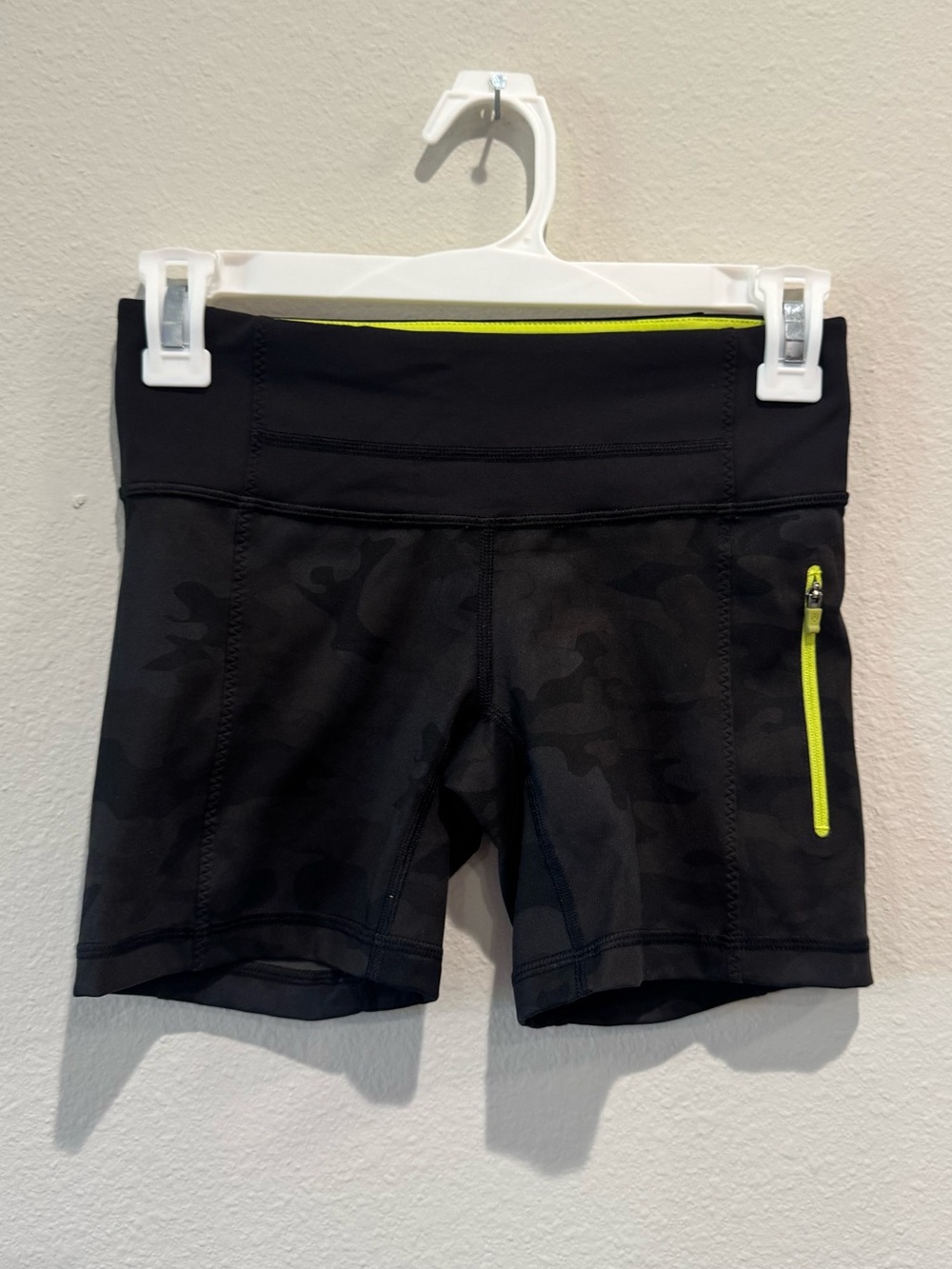 Lululemon Women’s Black Camo Biker Short size 2